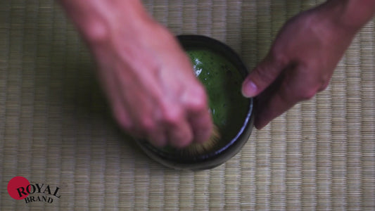 Zestaw do robienia matchy Bio 100g Herbata jakości ceremonialnej z miotełką chasen bambusową